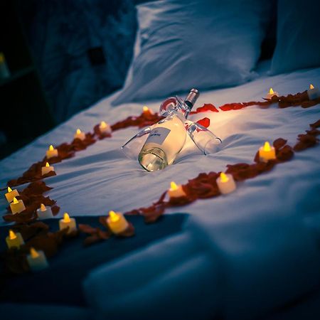 Love Room Du Mont D'Or - Baignoire Spa - Minibar Offert Marsilia Exterior foto