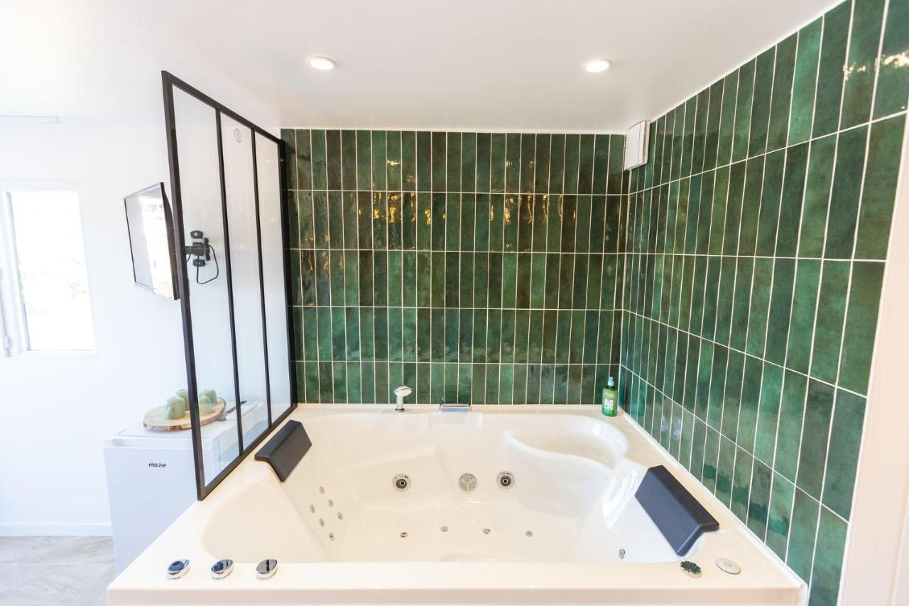 Love Room Du Mont D'Or - Baignoire Spa - Minibar Offert Marsilia Exterior foto