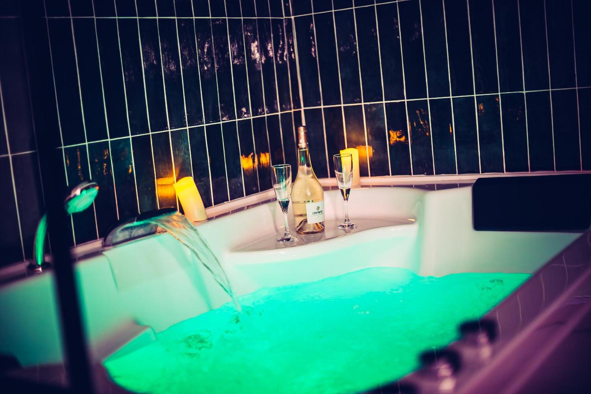 Love Room Du Mont D'Or - Baignoire Spa - Minibar Offert Marsilia Exterior foto