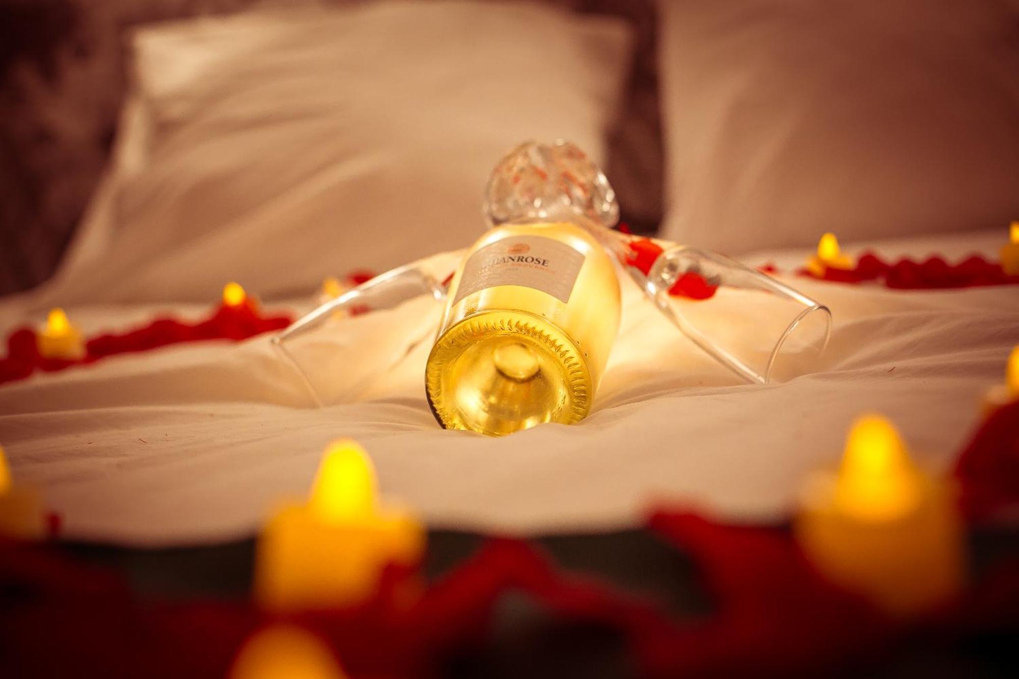 Love Room Du Mont D'Or - Baignoire Spa - Minibar Offert Marsilia Exterior foto